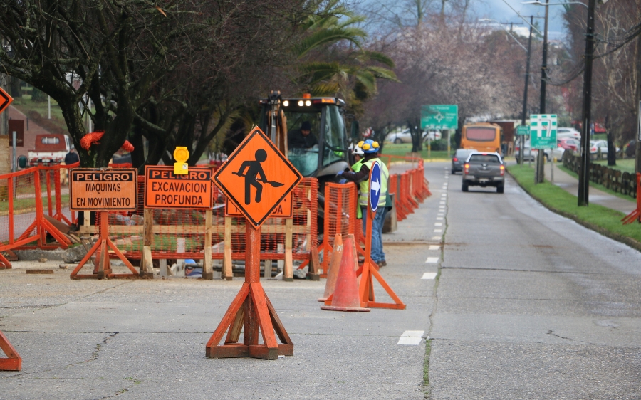 Renovación sanitaria en Isla Teja Aguas Décima ejecuta obras en Avenida Los Robles